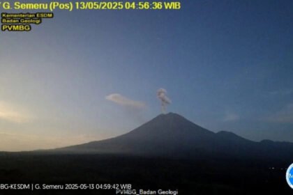 Gunung Semeru erupsi dengan letusan setinggi 1.000 meter di atas puncak Mahameru pada Selasa (13-5-2025) pagi (Dok. PVMBG)
