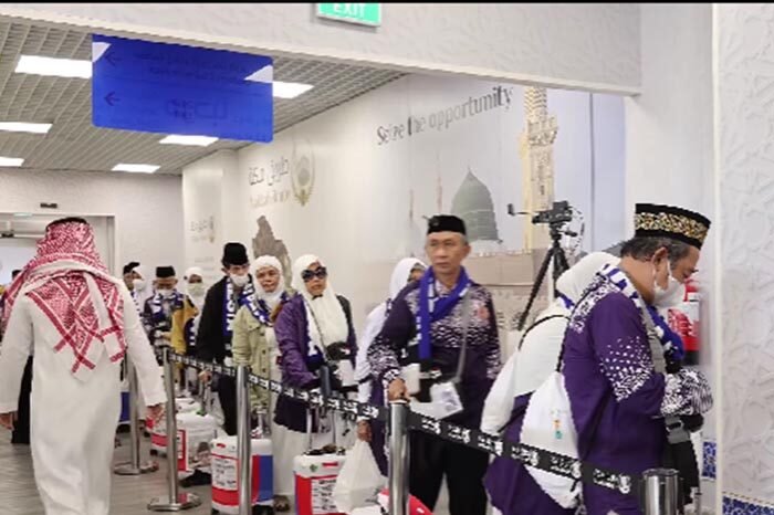Penyitaan 100 slop rokok di Bandara Amir Muhammad bin Abdul Aziz, Madinah, dari sembilan koper jemaah kloter JKG 33 oleh otoritas Arab Saudi bersama PPIH Daker Bandara.