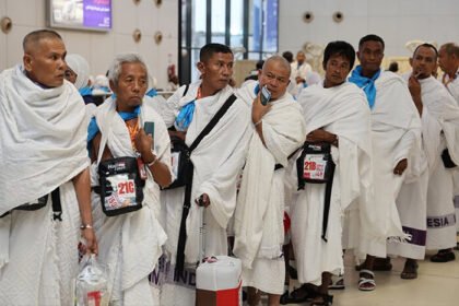 Petugas Daker Madinah kembali berangkatkan jemaah haji Indonesia yang terpisah rombongan menuju Makkah, Sabtu (17/5/2025).