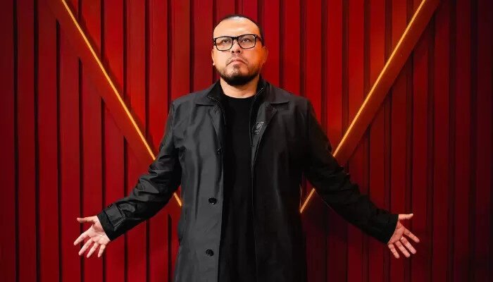 Sutradara kenamaan Joko Anwar mengungkapkan bahwa unsur warna memegang peranan penting dalam karya-karya filmnya. Menurutnya, penggunaan warna bukan hanya soal estetika, tetapi juga sebagai medium untuk menggambarkan suasana dan menyampaikan pesan film. 