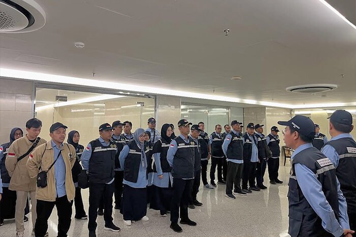 Para petugas haji di Sektor 06 Mekkah sedang mendengarkan arahan. (Foto:@sektor06mekah25)