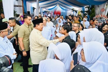 Keceriaan para pelajar di Cimahpar saat Hardiknas 2025: Pak Prabowo Datang ke sekolah kami!
