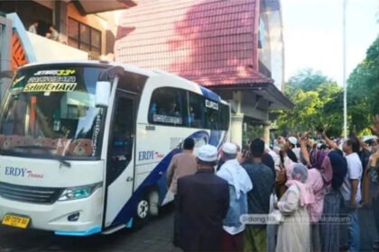 Pemberangkatan 17 calon haji kuota cadangan asal Kota Mataram, Provinsi Nusa Tenggara Barat (Dok. Antara)
