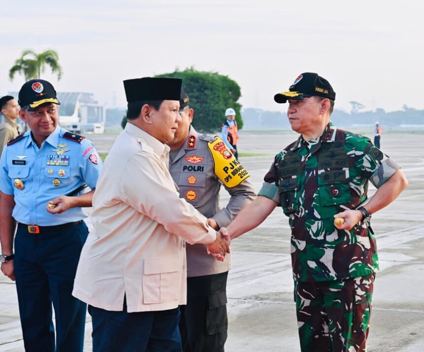 Presiden Prabowo Subianto (kiri) terbang ke Brunei Darussalam dari Pangkalan Udara TNI AU Halim Perdanakusuma, Jakarta, Rabu (14-5-2025) (Dok. BPMI Sekretariat Presiden)