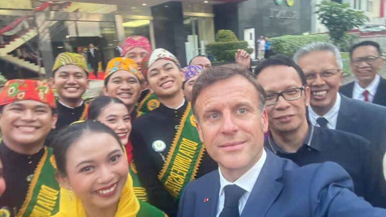 Presiden Prancis Emmanuel Macron ber-welfie dengan saat berkunjung di Kampus UNJ (Dok. Istimewa)