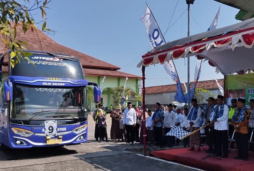 Wakil Bupati Demak Muhammad Badruddin saat melakukan pelepasan calon haji kelompok terbang (Kloter) 38 (Dok. Antara)