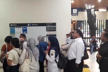 Wakil Gubernur Jakarta Rano Karno sedang antre di Halte Balai Kot Jakarta untuk naik Transjakarta (Dok. Istimewa)