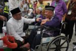 Wakil Kepala Badan Penyelenggara Haji (BP Haji), Dahnil Anzar saat menyapa salah seorang jemaah calon haji (Dok. Humas BP Haji)