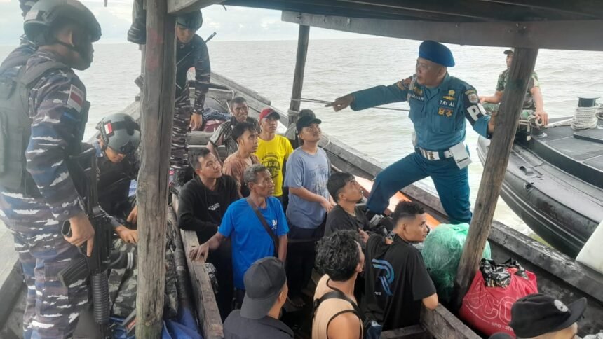 TNI AL Hadang Kapal Penyelundup, 42 Pekerja Migran Ilegal Diselamatkan 3 TNI AL Hadang Kapal Penyelundup, 42 Pekerja Migran Ilegal Diselamatkan