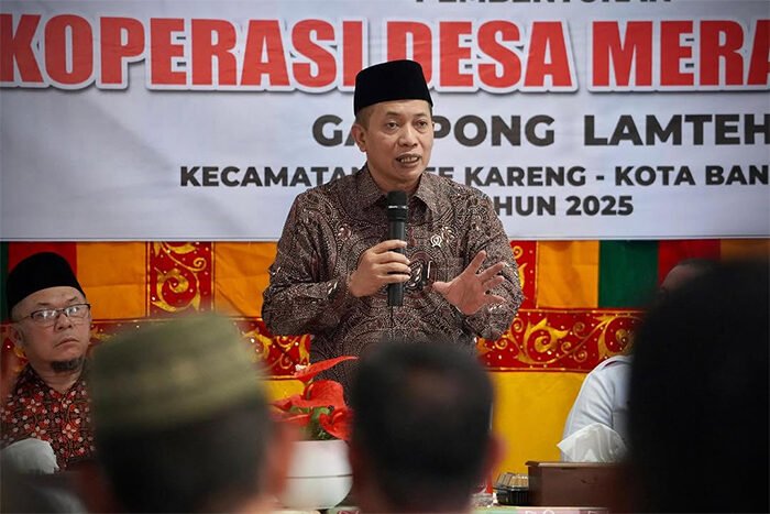 Wamenkop Ferry Juliantono menghadiri peluncuran Koperasi Merah Putih se-Aceh di Banda Aceh. Program ini ditujukan untuk membebaskan warga desa dari jeratan rentenir dan pinjaman online.