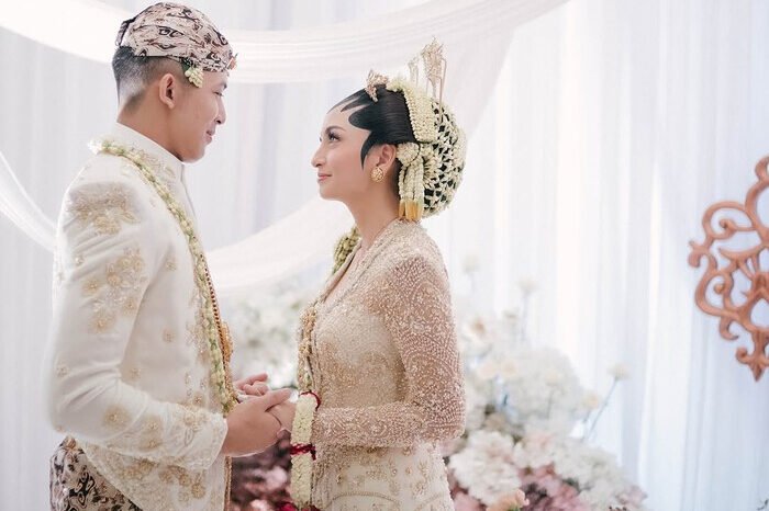 Valerie Tifanka Sah Jadi Istri Polisi, Tampil Anggun di Balik Kebaya Adat Jawa 1 Valerie Tifanka resmi menikah dengan Iptu Mochammad Andhika Syaiful dalam prosesi adat Jawa yang berlangsung khidmat di Hotel Ritz Carlton, menandai babak baru kehidupan sang aktris dan perwira muda Polri.