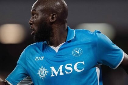 Napoli gagal menjauh dari kejaran Inter Milan setelah ditahan imbang Genoa 2-2 dalam laga pekan ke-36 Serie A 2024/2025. Hasil ini membuat persaingan gelar semakin panas menjelang dua laga terakhir musim ini.