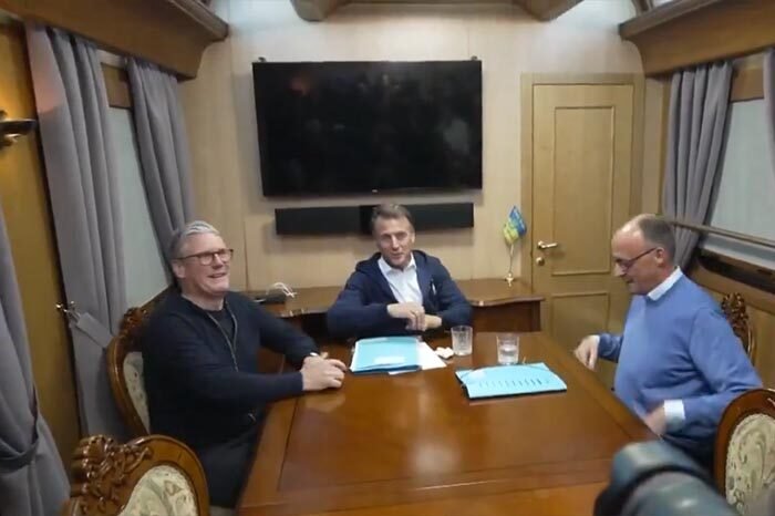 Presiden Emmanuel Macron bersama Kanselir Jerman dan PM Inggris saat perjalanan menuju Kyiv dibalut isu tak berdasar terkait dugaan kokain.