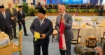 Simbol Persahabatan RI-Australia, Presiden Prabowo dan PM Australia Tukar Jersey di Istana