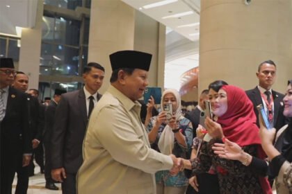 Di tengah hangatnya suasana penyambutan Presiden Prabowo Subianto di Kuala Lumpur, Minggu malam (25/5), Marsinem menjadi salah satu sosok yang tak bisa menyembunyikan kebahagiaannya.