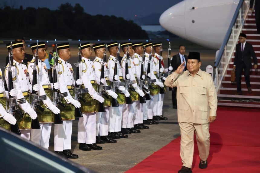 Pasukan Jajar Kehormatan Sambut Presiden Prabowo di Bandara Subang Malaysia