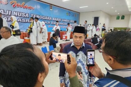 Deputi BP Haji Harun Alrasyid bersama petugas dan tokoh daerah NTB saat melepas keberangkatan jemaah haji Kloter 12 di Asrama Haji Lombok, 16 Mei 2025. (Foto: Istimewa)