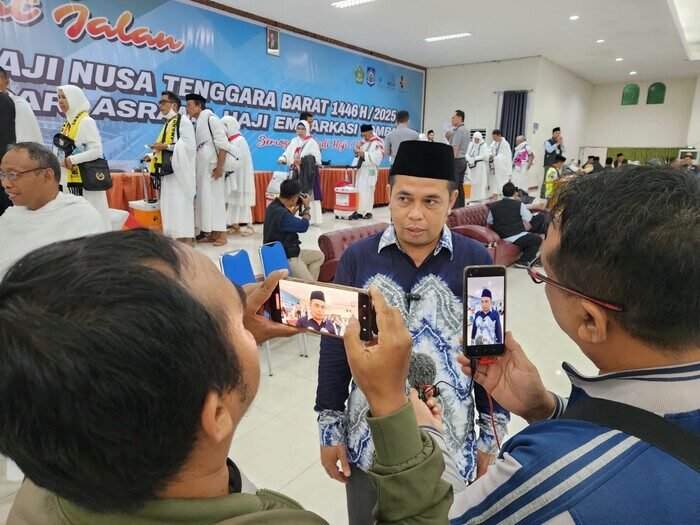 Deputi BP Haji Harun Alrasyid bersama petugas dan tokoh daerah NTB saat melepas keberangkatan jemaah haji Kloter 12 di Asrama Haji Lombok, 16 Mei 2025. (Foto: Istimewa)