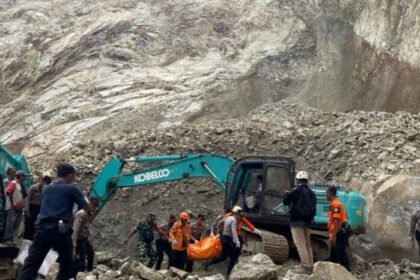 Petugas gabungan mengevakuasi korban longsor di Galian C Gunung Kuda, Cirebon, Jumat (30/5/2025). Tim SAR bekerja nonstop untuk mencari para korban yang masih tertimbun.