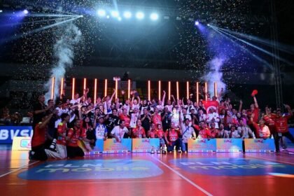 Jakarta Pertamina Enduro angkat trofi juara Proliga 2025 setelah menang 3-0 atas Popsivo Polwan di GOR Amongrogo, Yogyakarta.