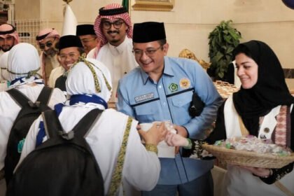 Konsul Jenderal RI di Jeddah, Yusron B. Ambary, menyambut langsung kedatangan jemaah haji Indonesia kloter pertama, JKG-01, di Hotel Al Ghadeer, Makkah.