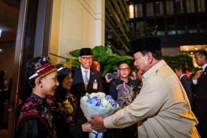 Kehadiran Presiden Prabowo Subianto di Bangkok disambut meriah oleh diaspora Indonesia. Suasana penuh semangat dan haru menjadi simbol eratnya hubungan antara pemimpin dan rakyat di luar negeri.