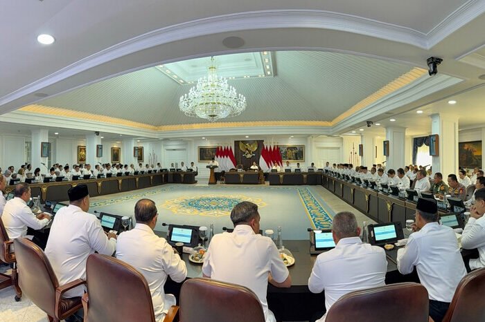 Presiden Prabowo Subianto memaparkan capaian gemilang Kabinet Merah Putih dalam menjaga harga pangan stabil dan stok beras melimpah di Sidang Kabinet Paripurna, Jakarta.