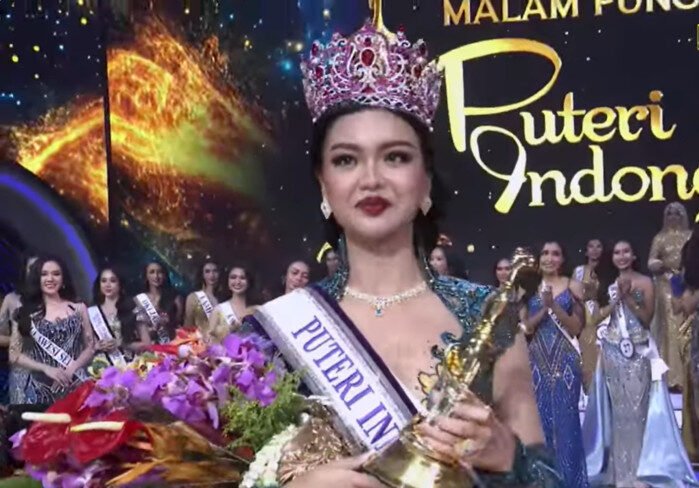 Firsta Yufi Amarta asal Jawa Timur menerima mahkota sebagai Puteri Indonesia 2025 dari Harashta Haifa Zahra dalam malam final penuh gemerlap di Jakarta.