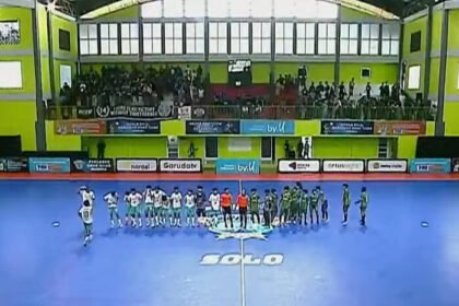SMPN 4 Surakarta (jersey putih) berhasil meraih trofi juara Piala by.U 2025 tingkat SMP, seusai mengalahkan SMPN 14 Surakarta.