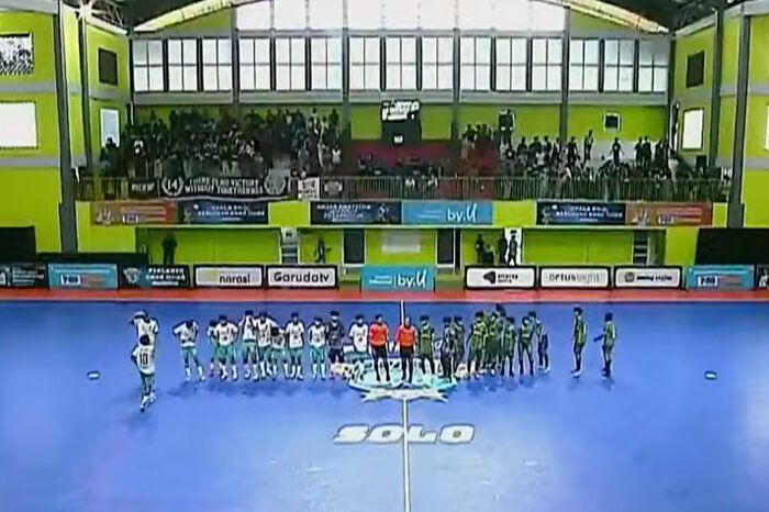 SMPN 4 Surakarta (jersey putih) berhasil meraih trofi juara Piala by.U 2025 tingkat SMP, seusai mengalahkan SMPN 14 Surakarta.