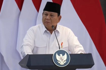 Presiden Prabowo Subianto menepis tudingan sebagai 'presiden boneka' dalam Sidang Kabinet Paripurna, menegaskan independensinya sambil mengakui konsultasi rutin dengan mantan presiden.
