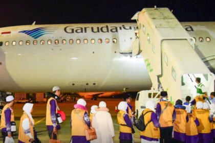 Calon haji kloter pertama asal Balikpapan diberangkatkan dari Bandara SAMS Sepinggan menuju Makkah, Selasa (6/5/2025) pagi.