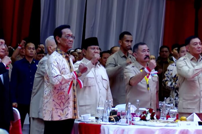 Presiden RI Prabowo Subianto satu meja dengan Try Sutrisno dan Sultan HB X dalam Halal Bihalal Purnawirawan TNI, simbol kebersamaan dan kesinambungan nilai patriotik.