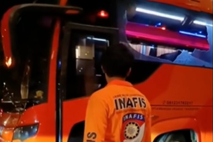 Pecahnya kaca bus tim Persik Kediri akibat lemparan batu usai laga kontra Arema FC menunjukkan eskalasi rivalitas yang membahayakan keselamatan.