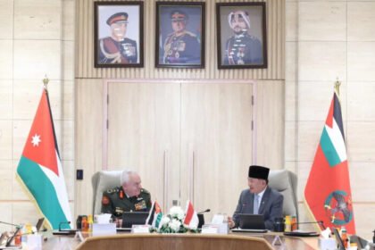 Menhan Sjafrie saat menerima pemaparan dari Jenderal Yousef Huneiti di Markas JAF, Yordania, Sabtu (10/5/2025)