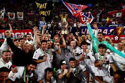 Para pemain Bologna, melakukan selebrasi usai mengalahkan AC Milan pada final Coppa Italia di Stadion Olimpico, Roma, 15 Mei 2025.