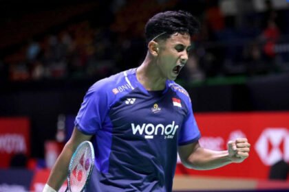 Alwi Farhan bersiap hadapi Kenta Nishimoto di 16 besar Thailand Open 2025, Kamis (15/5).
