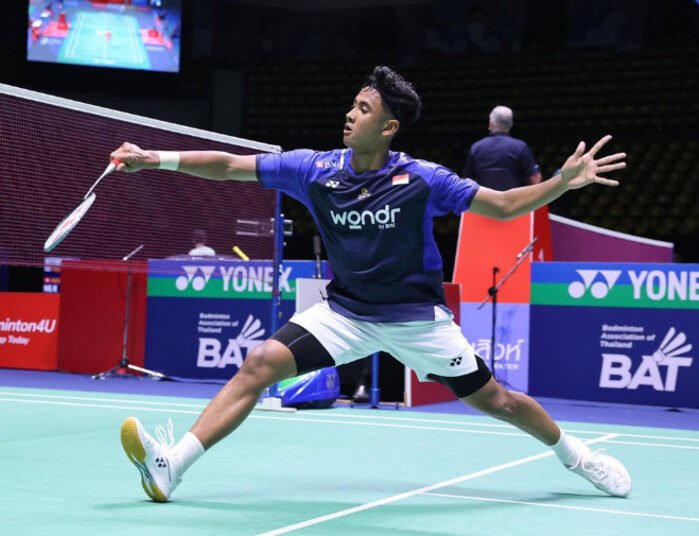 Alwi Farhan kembali gagal membalas kekalahan dari Kenta Nishimoto di Thailand Open 2025 dan harus tersingkir di babak 16 besar.