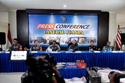 Satgaspa TNl AL gagalkan pengiriman paket barang berupa rokok ilegal tanpa cukai yang akan dikirim dari Surabaya tujuan Makasar menggunakan pesawat udara Lion Air dan Sriwijaya Air melalui Bandara Internasional Juanda, Kamis (15/5/2025).