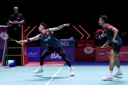 Fajar/Rian gagal melaju ke final Thailand Open 2025 setelah dikalahkan pasangan Denmark di semifinal. Kekalahan ini memberi sinyal perlunya evaluasi strategi ganda putra andalan Indonesia jelang turnamen besar berikutnya.