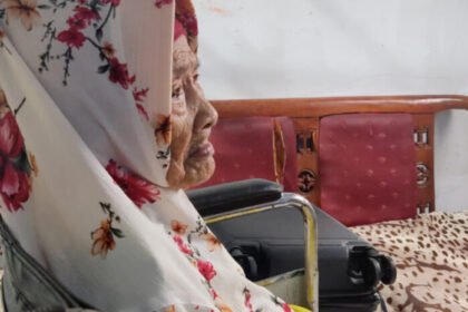 Nenek Sumbuk (109), jemaah haji tertua Indonesia tahun 2025, siap berangkat dari Bekasi bersama keluarga, menjadi simbol awal gelombang kedua keberangkatan dari Embarkasi Jakarta-Bekasi.