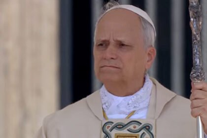 Paus Leo XIV menerima pallium dan Cincin Nelayan dalam inaugurasi publiknya di Vatikan, 18 Mei 2025—simbol bahwa ia resmi memulai pelayanannya sebagai penerus Rasul Petrus dan pemimpin umat Katolik sejagat.