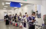 Petugas PPIH menghimbau jemaah haji Indonesia di area kedatangan Bandara King Abdulaziz, Jeddah, Arab Saudi, agar pengemasan barang menjadi perhatian penting jelang puncak keberangkatan.