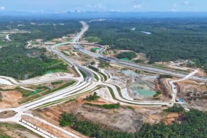 Waskita Karya membangun jembatan satwa di ruas Tol IKN Seksi 3B untuk melindungi perlintasan hewan langka seperti orangutan, bekantan, dan macan dahan. Infrastruktur ramah lingkungan ini wujud kepedulian pada ekosistem Kalimantan.