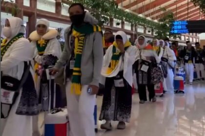 Proses verifikasi paspor dan visa dilakukan secara ketat guna mencegah pemberangkatan jemaah haji nonprosedural dari Bandara Soekarno-Hatta.