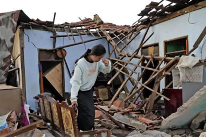 Gempa bumi berkekuatan magnitudo 6,3 mengguncang Bengkulu, menyebabkan ratusan bangunan rusak berat. Tak ada korban jiwa, tapi kepanikan warga menyelimuti malam. Tim tanggap darurat masih bergerak cepat.