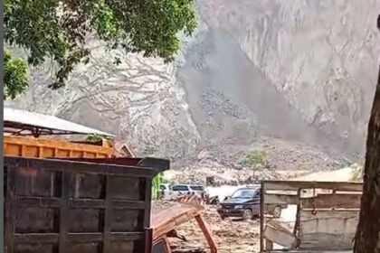 Longsor tambang batu Cirebon di Gunung Kuda menewaskan 5 orang dan diduga menimbun lebih dari 10 korban. Evakuasi masih berlangsung di tengah medan berat. Baca identitas korban dan perkembangan terkini.