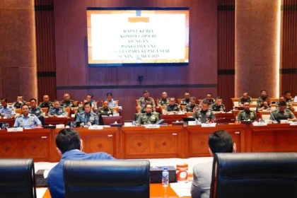 Panglima TNI Jenderal Agus Subiyanto meneken keputusan mutasi 117 Perwira Tinggi, menandai langkah strategis pembaruan kepemimpinan militer Indonesia.