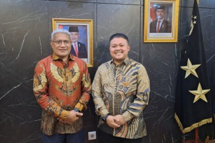 Direktur Eksekutif Trunojoyo Institut, Mochamad Sultoni (kanan), memberikan apresiasi setinggi-tingginya kepada Badan Narkotika Nasional (BNN) atas keberhasilan luar biasa dalam mengungkap dan menggagalkan peredaran narkotika berupa 2 ton sabu.