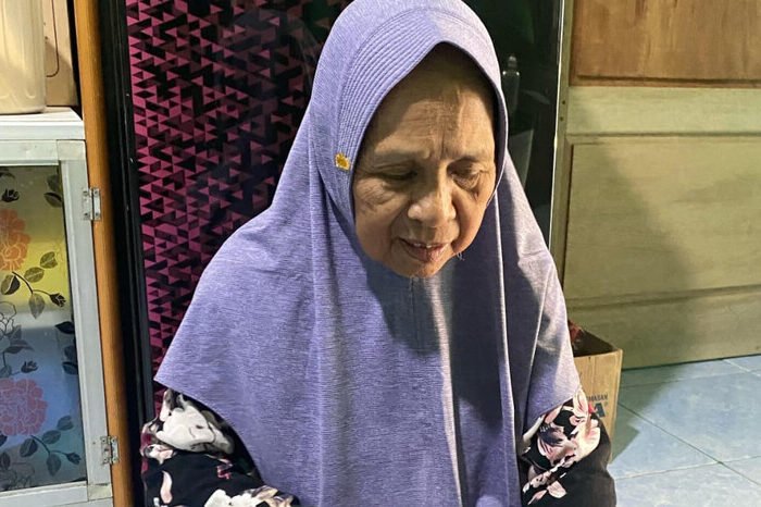 Asma Tanjung, pedagang sate di Mandailing Natal, wujudkan mimpi haji setelah 55 tahun menabung, bukti ketekunan membawa ke Baitullah.